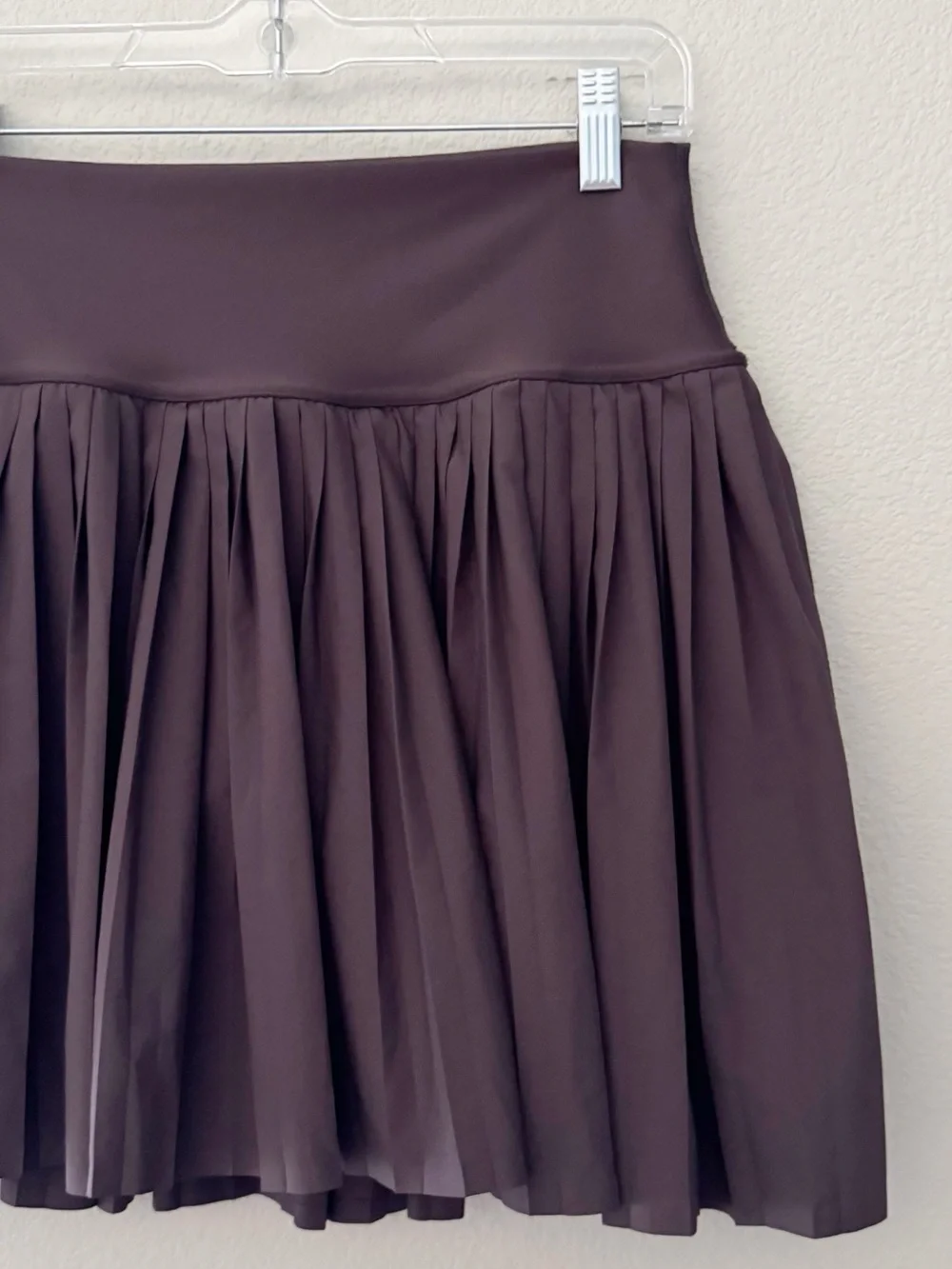 ALO Grand Slam Pleated Tennis Skirt Skort Large Raisin Purple Pickleball Golf